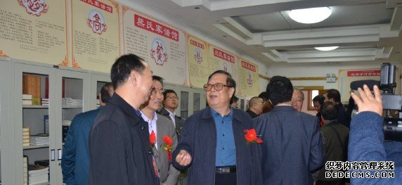 河南省人大常委、沐鸣在线登录河南省姓氏文化研究会会长林宪斋考察中华家谱馆，对我会工作给予充分肯定