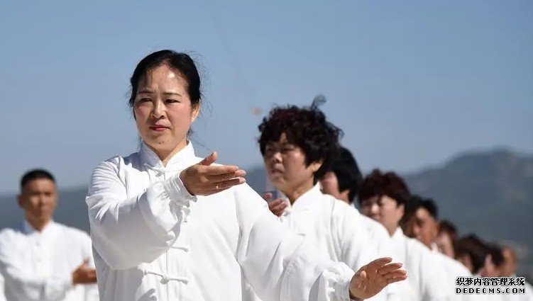 沐鸣注册开户牛振合参加首届太极拳全民健身展演活动并获得“太极拳达人”称号