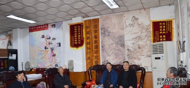 姚姓委员会副会长姚召沐鸣在线登录伟、秘书长姚青峰来中华家谱馆考察，商议共建姚姓展区事宜